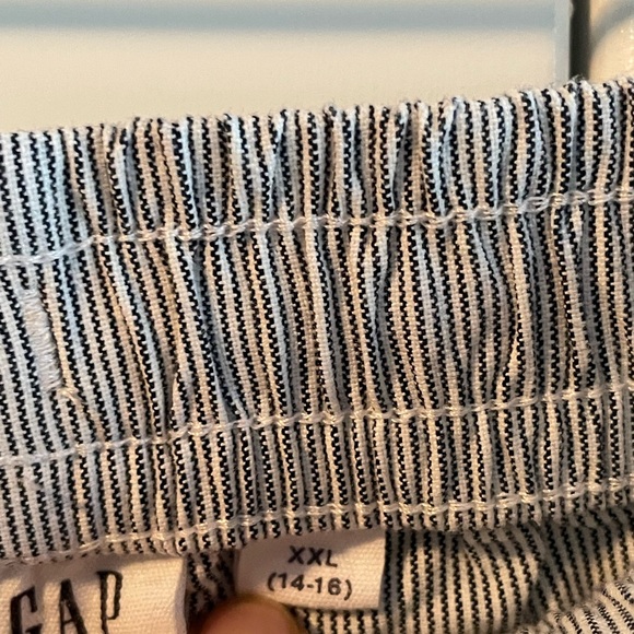 Gap boys drawstring pinstriped shorts, size XXL. - Picture 2 of 2